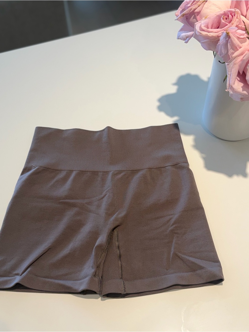 Aritzia tna Seamless Women’s Shorts in Taupe